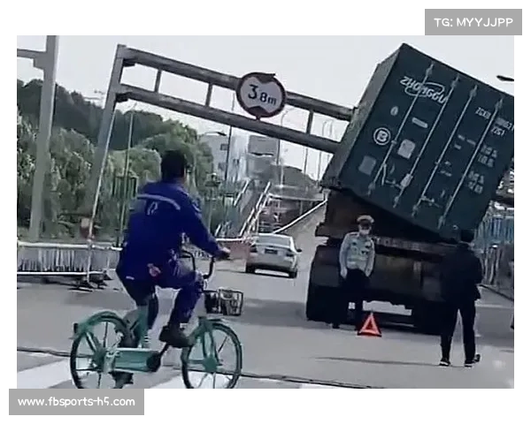 今晨杨高南路发生交通事故:龙门架遭半挂车撞歪,险些倒塌(今天杨高南路封路事件) 今晨杨高南路发生交通事故:龙门架遭半挂车撞歪,险些倒塌(今天杨高南路封路事件)